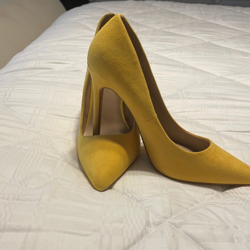 NWOT Yellow Pumps